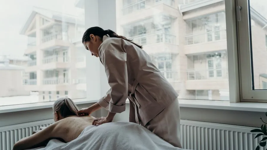 스파 관리실에서 마사지 시술을 하는 장면